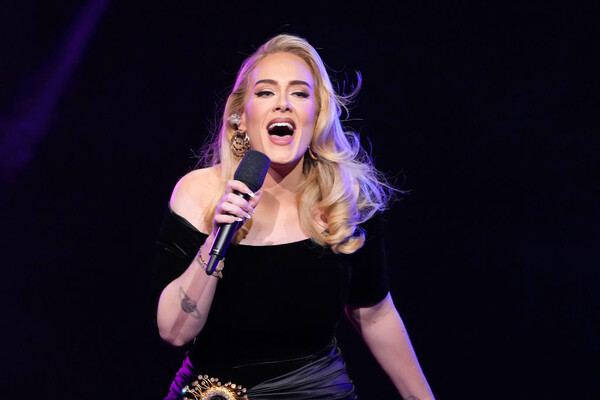 Співачка Адель знепритомніла під час концерту через напад хвороби